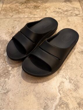OOFOS Black Recovery Slide Sandals Women 8 Men 6
